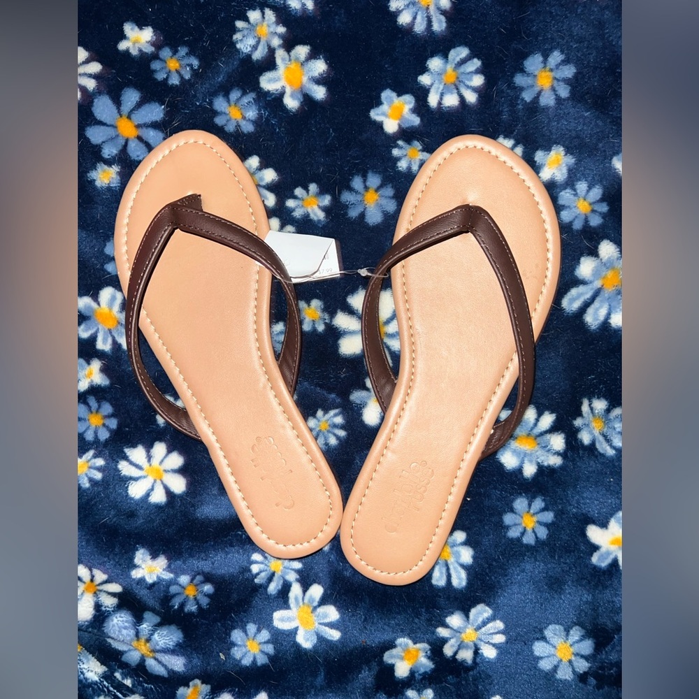 Ladies open toe sandals,size 6 never worn.